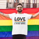 Camiseta O amor nunca está errado no mês do orgulho LGBTQ<br><div class="desc">Camisa branca do orgulho LGBTQ com a legenda "o amor nunca está errado" em preto todas as fontes de bonés decoradas com um pequeno coração arco-íris e uma faixa colorida.</div>
