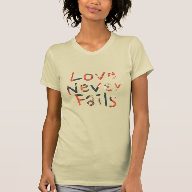 Camiseta O amor nunca falha (Frente)