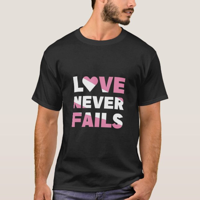 Camiseta O amor nunca falha (Frente)