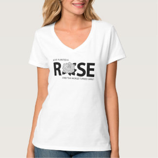 Camiseta O amor plantou uma rosa, e o mundo ficou doce