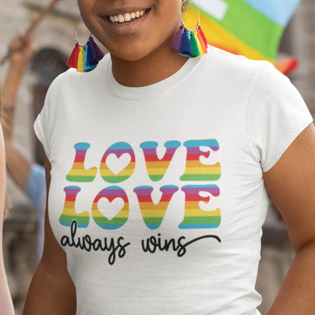 Camiseta O amor sempre ganha fontes retrô lgbtqia bandeira  (Criador carregado)