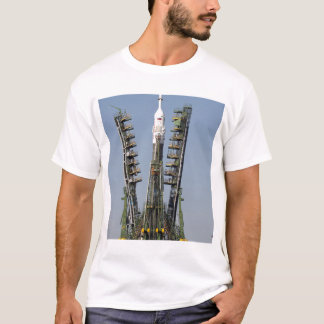 Camiseta O andaime de lançamento é colocado no lugar