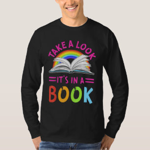 Camiseta O Arco-Íris dá uma olhada, está em uma leitura de