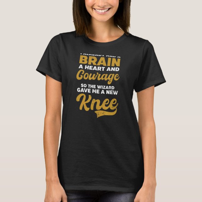 Camiseta O Assistente Me Deu Nova Cirurgia Do Joelho (Frente)
