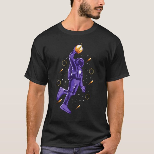 Camiseta O Astronauta Slam Dunking Está Fora Deste Mundo (Frente)