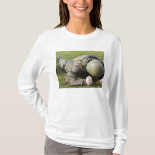 Camiseta O aviador rasteja através de um campo molhado