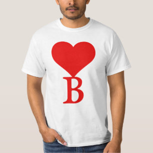 Camiseta O B inicial com um grande coração vermelho