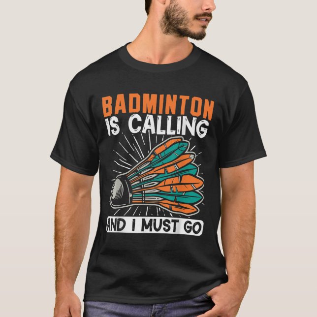 Camiseta O Badminton Está Chamando E Eu Devo Ir Peteca  (Frente)