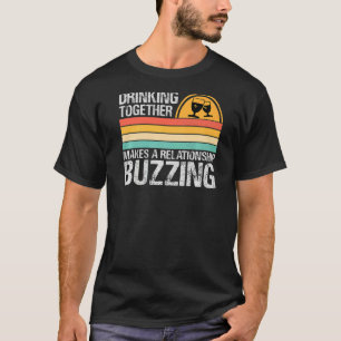 Camiseta O bebendo Junto Torna Um Relacionamento Indiscreto