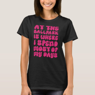 Camiseta O beisebol no Ballpark é onde passa a maior parte 