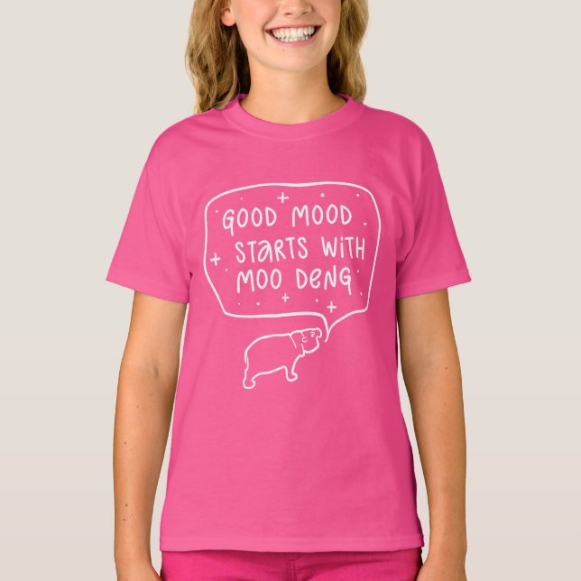 Camiseta O Bom Humor Começa Com Moo Deng Engraçado Slogan (Frente)