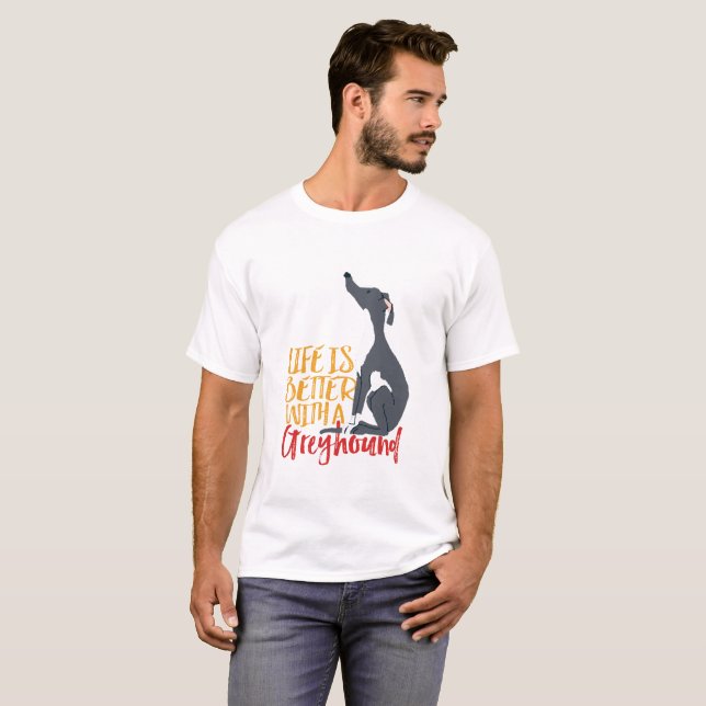Camiseta O Cachorro Engraçado é melhor com um Greyhound (Frente Completa)