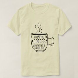 Camiseta O Café bebendo E O Coffeine Pensador São Engraçado