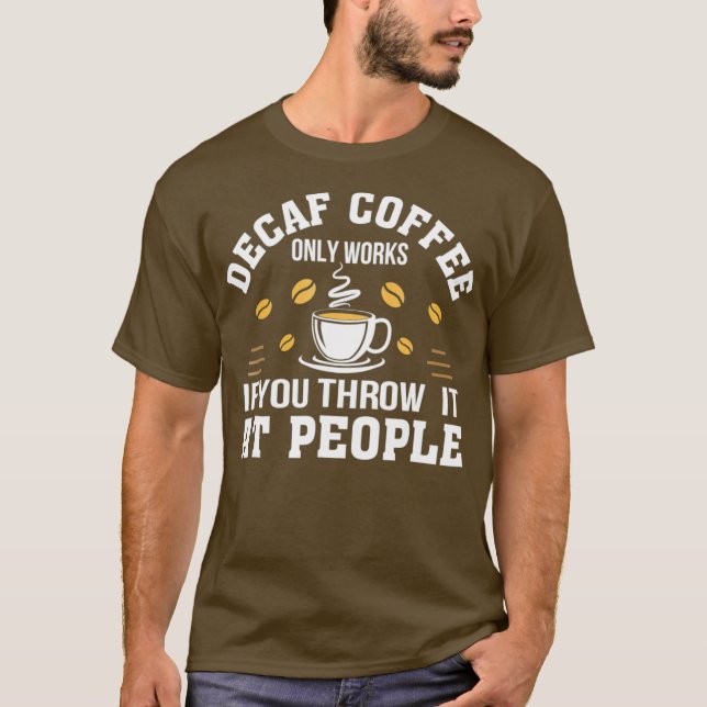 Camiseta O Café De Decaf Só Funciona Se Você O Joga No Pres (Frente)