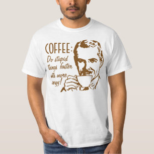 Camiseta O café faz coisas estúpidas mais rapidamente