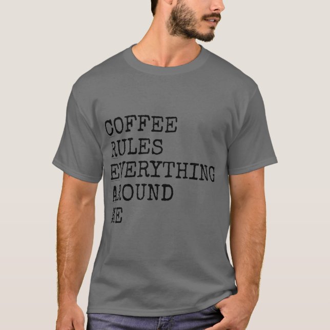 Camiseta O café manda tudo ao meu redor (Frente)