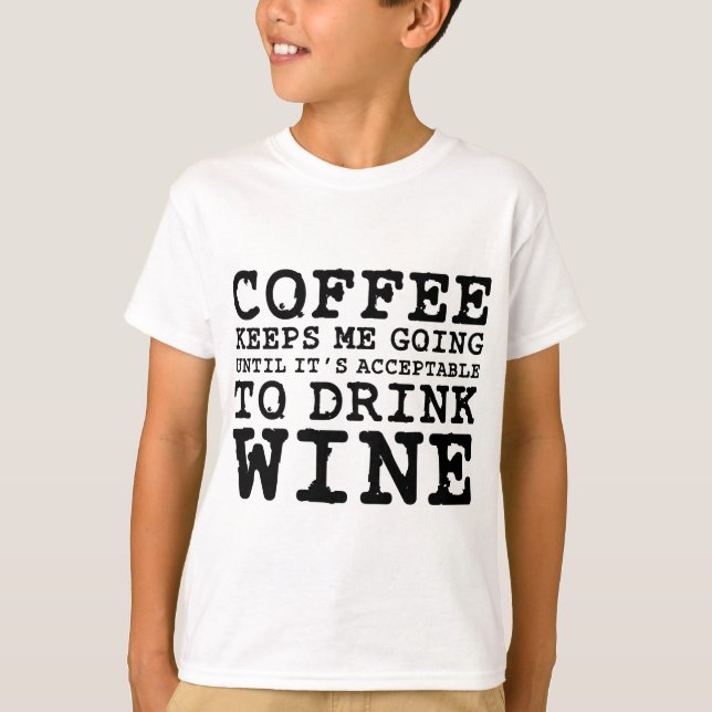 Camiseta O café mantem-me ir até o vinho (Frente)