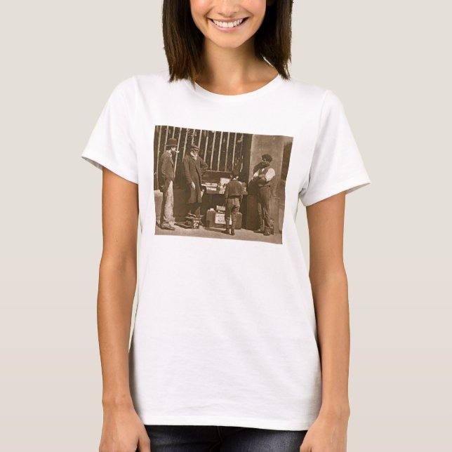 Camiseta O Calçado Dramático Preto, 1876-77 (madeira-buryty (Frente)
