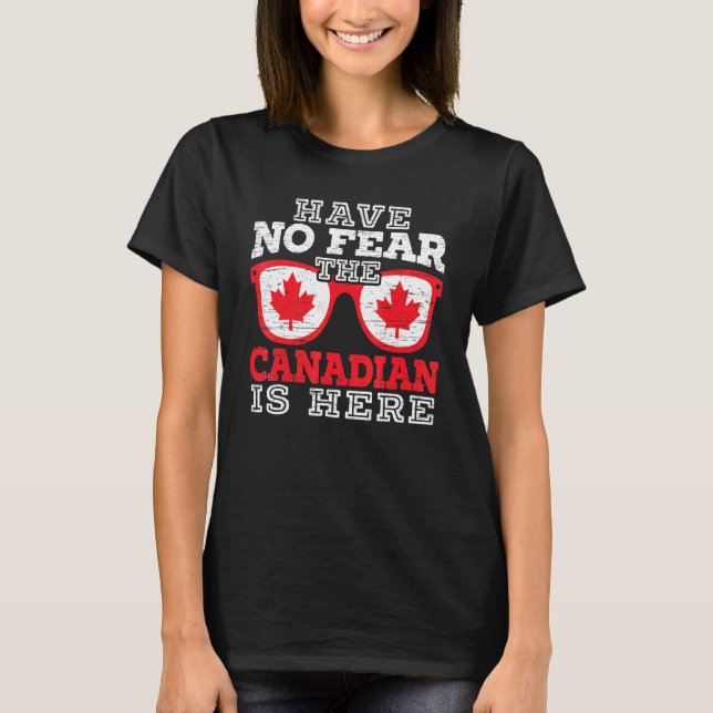 Camiseta O Canadense Está Aqui No Canadá Mapeamento Do Dia  (Frente)