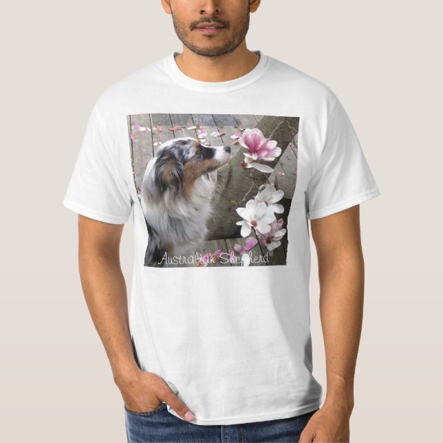 Camiseta O cão de pastor australiano Sniffs a flor de (Frente)