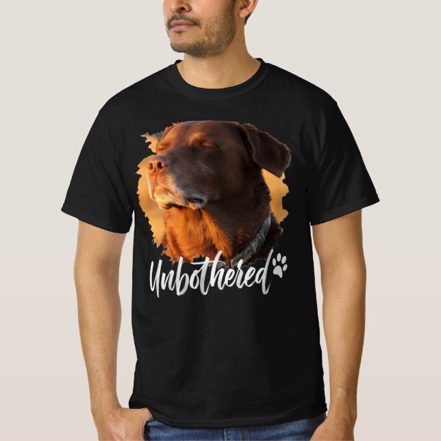 Camiseta O Cão "Imperturbável" - Roupas para Amantes de Ani (Frente)