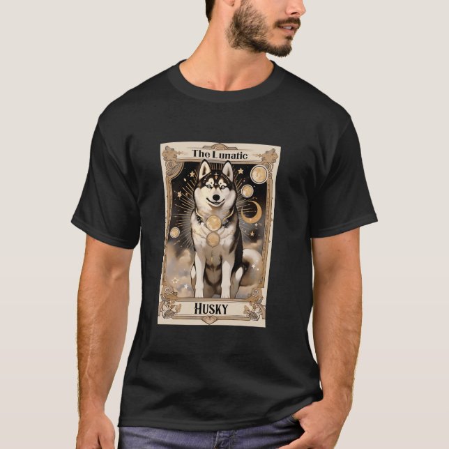 Camiseta O Cartão Tarot Rouco Lunático Halloween Mystic Hus (Frente)