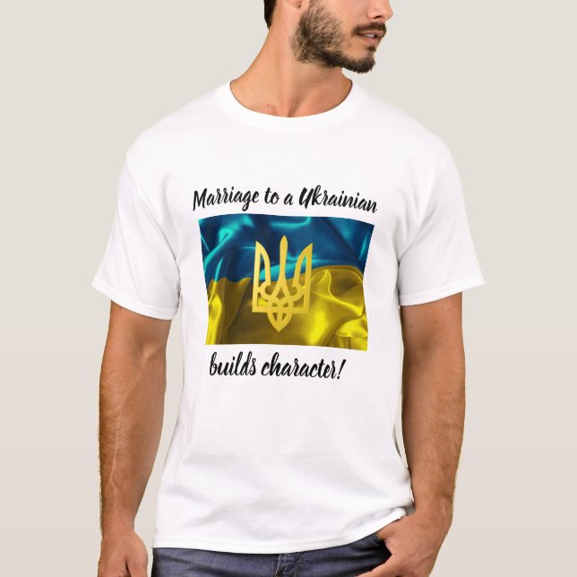 Camiseta O casamento a um ucraniano constrói o caráter (Frente)
