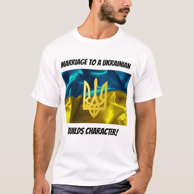 Camiseta O casamento a um ucraniano constrói o caráter (Frente)