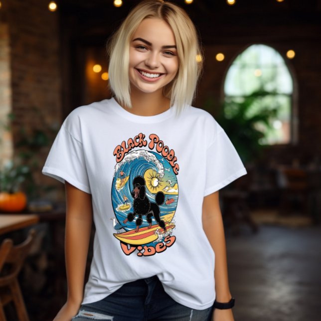 Camiseta O Cavaleiro das Ondas Surfando Poodle Negra (Criador carregado)