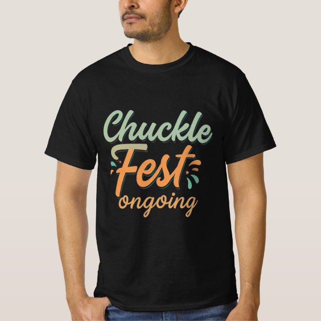 Camiseta O Chuckle faz moda contínua para os homens. (Frente)