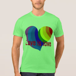 Camiseta O coração colorido do arco-íris diz que o "amor é