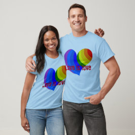 Camiseta O coração colorido do arco-íris diz que o "amor é