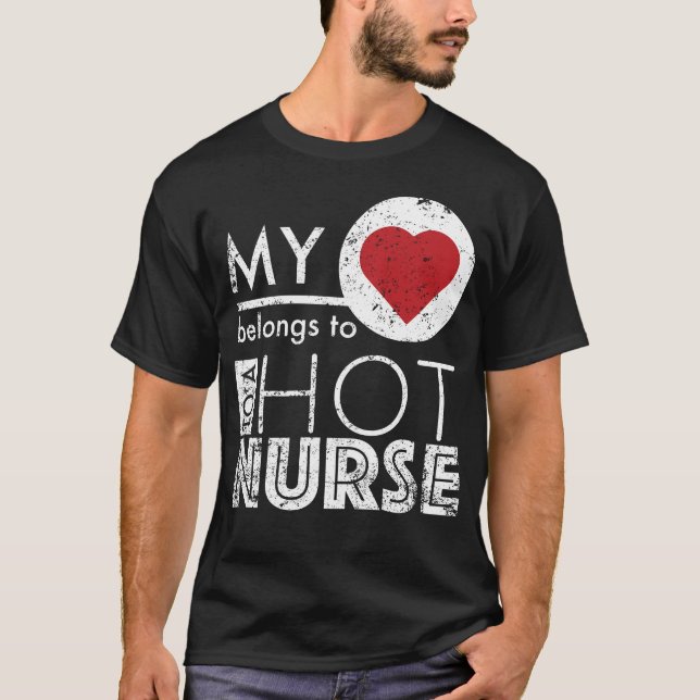 Camiseta O coração engraçado da enfermeira do amor do (Frente)