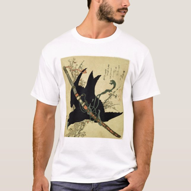 Camiseta O corvo pequeno com a espada do clã de Minamoto (Frente)