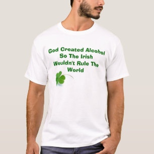 Camiseta O deus criou o álcool assim o Wouldn irlandês…