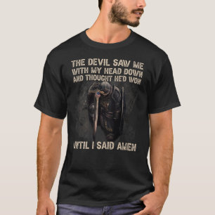 Camiseta O Diabo Viu-Me Com A Minha Cabeça Para Baixo Penso