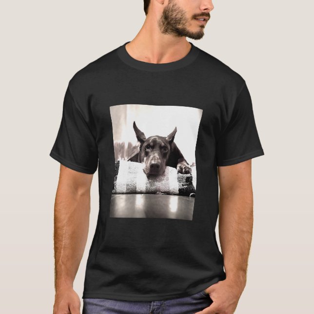 Camiseta O Doberman Em Preto E Branco (Frente)