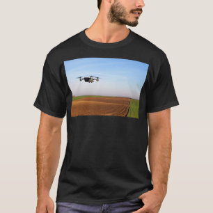 Camiseta O drone está voando sobre o campo lavado 1