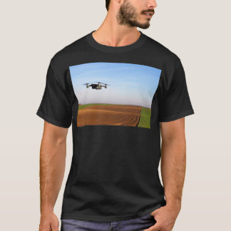 Camiseta O drone está voando sobre o campo lavado 1