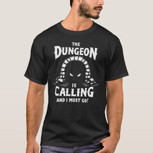 Camiseta O Dungeon Está Ligando E Eu Tenho Que Ir. (Frente)