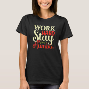 Camiseta O duro de trabalho fica humilde