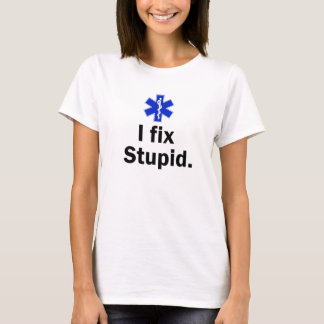 Camiseta O EMT das mulheres eu fixo estúpido