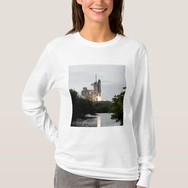 Camiseta O Endeavor do Ônibus espacial se levanta (Frente)