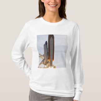 Camiseta O Endeavor do Ônibus espacial se levanta em 2