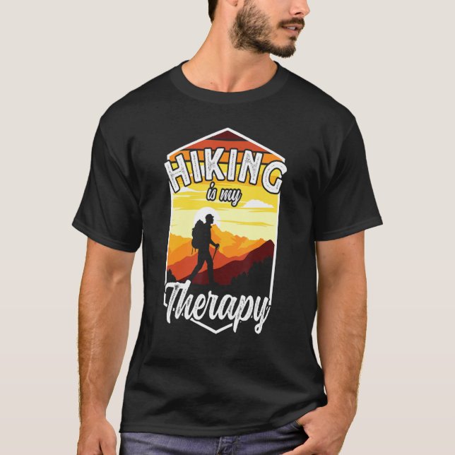 Camiseta O Engraçado Caminho É A Minha Terapia Montanheira  (Frente)