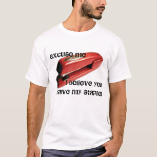 Camiseta o espaço de escritórios, desculpa-me, grampeador,