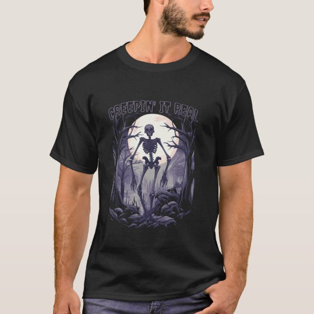 Camiseta O Esqueleto De Halloween É Muito Estranho, Assombr (Frente)