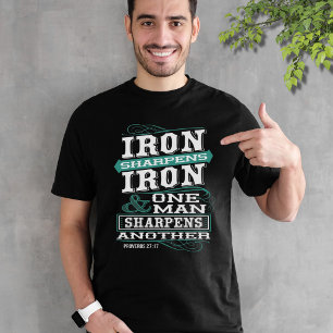 Camiseta O Ferro Afia o Ferro - Um Homem Afia o Outro