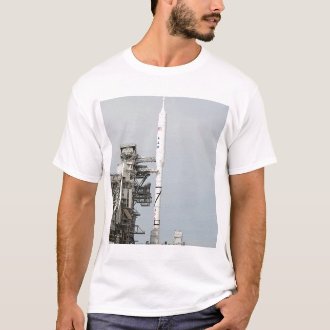 Camiseta O foguete Ares I-X é visto na plataforma de lançam (Frente)