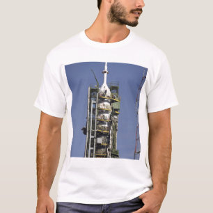 Camiseta O foguete de Soyuz é erigido na posição